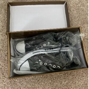 New in box twiggy london sneakers 7W